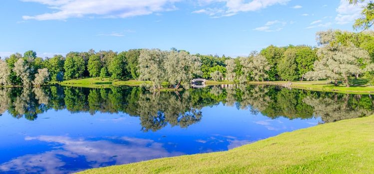 Panorama of summer Park . Summer Park. The lake in the Park. City park. Beautiful summer landscape. nature of Russia . The reflection in the water
