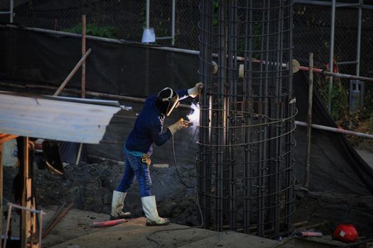 Construction worker And working in the construction area of tall buildings
