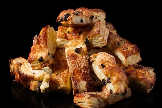 Strips of puff pastry with raisins.