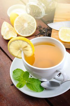 a cup of lemon tea with sliced lemon