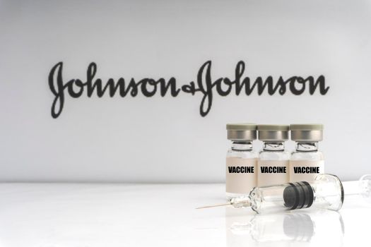 Kuala Lumpur, Malaysia - Mac 2, 2021: Vials vaccine and syringe on blurry Johnson & Johnson background. Selective focus 