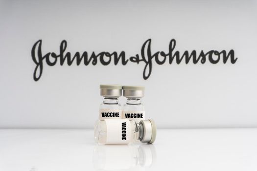 Kuala Lumpur, Malaysia - Mac 2, 2021: Vials vaccine on blurry Johnson & Johnson background. Selective focus 