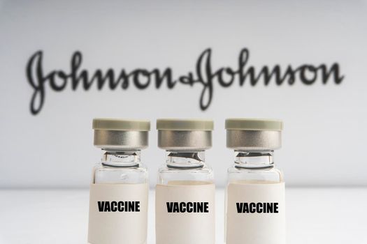 Kuala Lumpur, Malaysia - Mac 2, 2021: Vials vaccine on blurry Johnson & Johnson background. Selective focus 