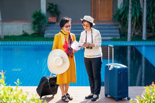 Old senior asian woman tourist with daughter