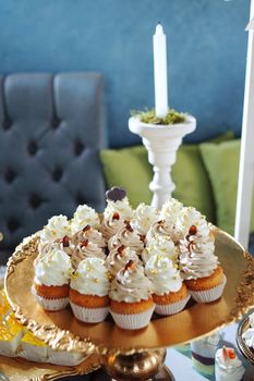 cupcakes with white fudge on silver tray, cupcakes design with through icing