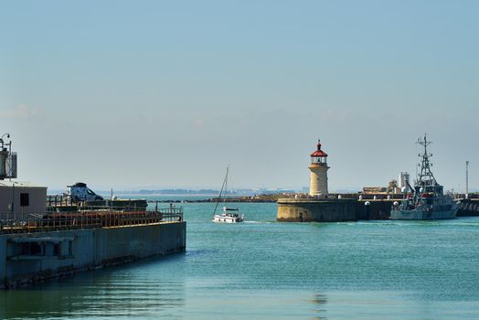 The granite lighthouse was built in 1842 by John Shaw according to John Smeaton's design. The lighthouse stands on the West Pier at the entrance to the Royal Harbour.