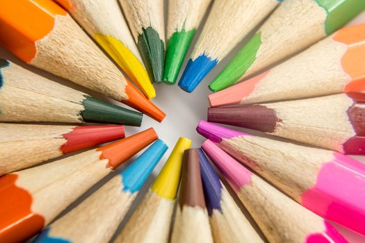 coloring wooden pencil in a circle