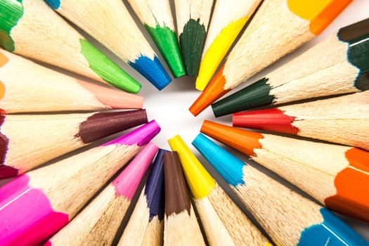 coloring wooden pencil in a circle