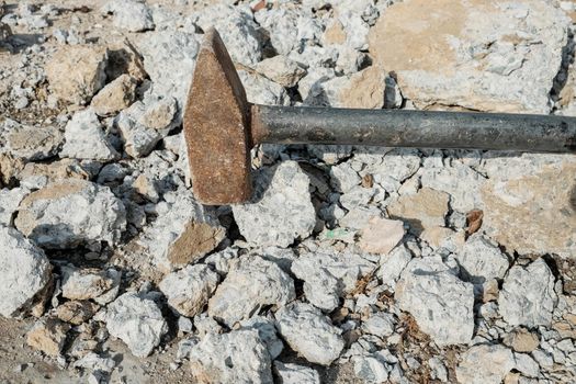 Large sledgehammer for crushing large pieces of stone, slab and other hard rocks.