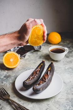 Grilled bananas with dark chocolate and citrus juice