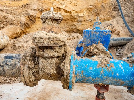 Drinking water is not samozřejmost všude na světě.  By constantly overflowing, it leaves rust staining on the tank wall. Water pipes that are inadequately maintained.