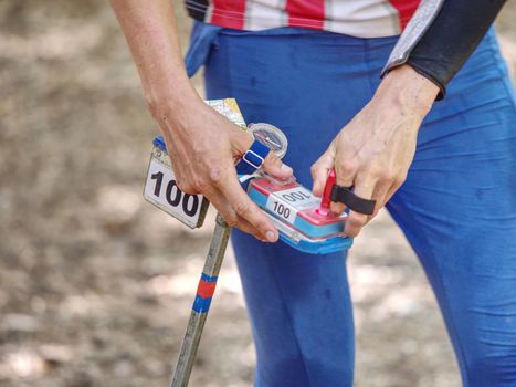 Runner just using checkpoint data controler on spike marked with white-orange flag.