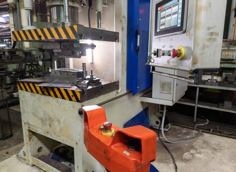 computer controlled medium size hydraulic press brake with tool.