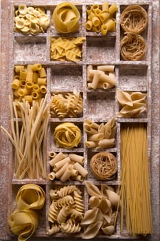 Presentation of varieties of Italian pasta made with white flour