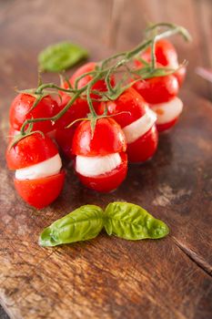 Presentation of the dish of the summer season, fresh tomato and mozzarella