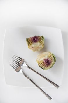 Presentation of a side dish made of fresh artichokes
