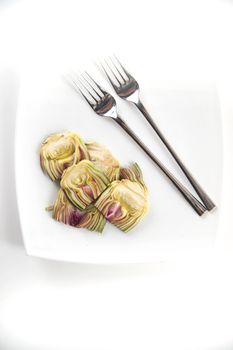 Presentation of a side dish made of fresh artichokes
