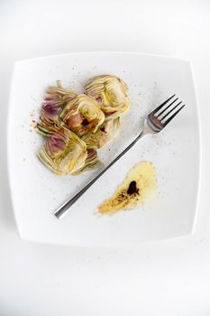 Presentation of a side dish made of fresh artichokes
