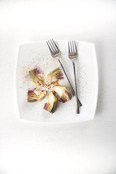 Presentation of a side dish made of fresh artichokes
