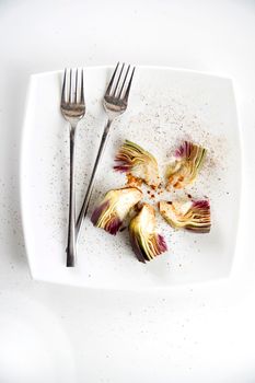 Presentation of a side dish made of fresh artichokes
