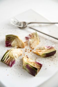 Presentation of a side dish made of fresh artichokes
