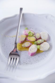 Presentation of pieces of red onion of Tropea on a plate