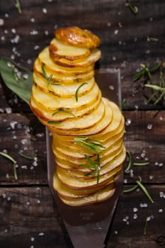 Presentation of slices of potato cooked in the oven with herbs
