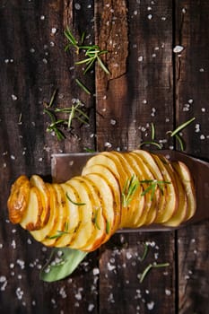 Presentation of slices of potato cooked in the oven with herbs