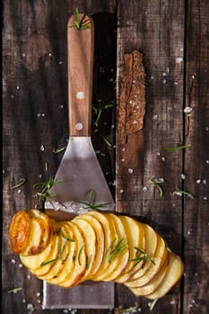 Presentation of slices of potato cooked in the oven with herbs