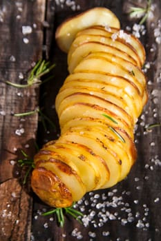 Presentation of slices of potato cooked in the oven with herbs