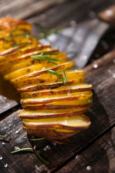 Presentation of slices of potato cooked in the oven with herbs