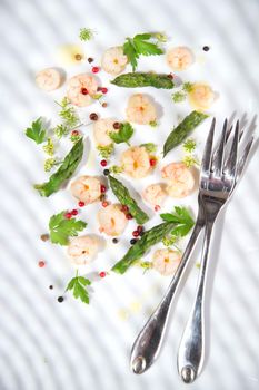 Presentation of a second dish of shrimp and asparagus tips