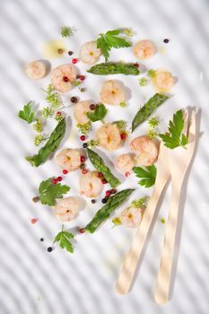 Presentation of a second dish of shrimp and asparagus tips