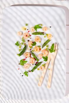 Presentation of a second dish of shrimp and asparagus tips