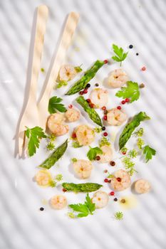 Presentation of a second dish of shrimp and asparagus tips