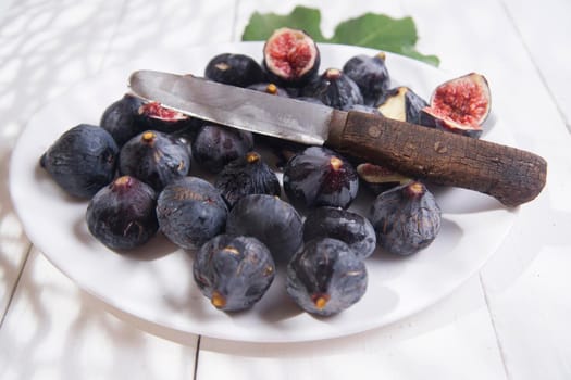 Presentation of collection of figs blacks, typical summer fruit