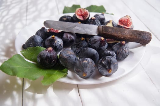 Presentation of collection of figs blacks, typical summer fruit