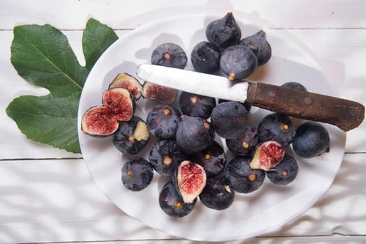 Presentation of collection of figs blacks, typical summer fruit