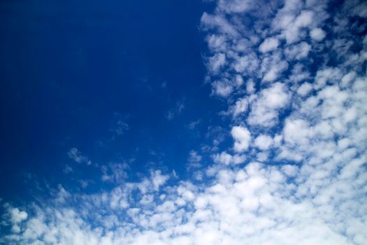 Photo shoot of the composition of the clouds in a blue sky 