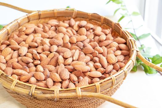 Almonds are useful to help fight free radicals. Strengthens the immune system in the body
Helps to slow down aging and wrinkles of age well