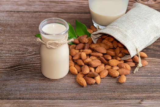 top view Almond milk in glass and almond seeds Empty on a wooden table Which is useful in helping to neutralize free radicals Strengthens the immune system in the body
Helps to slow down aging and aging.