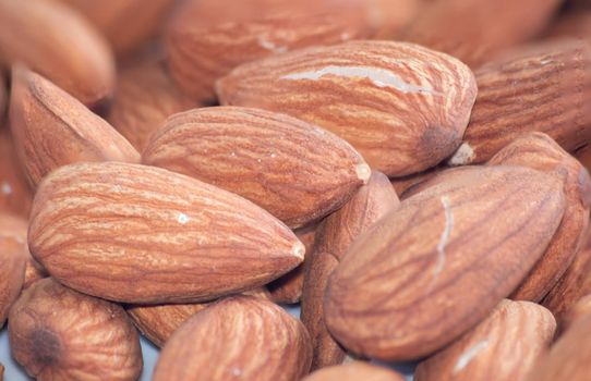 Almonds are useful to help fight free radicals. Strengthens the immune system in the body
Helps to slow down aging and wrinkles of age well