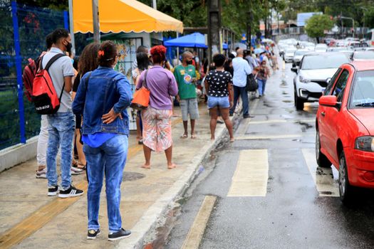 salvador, bahia, brasil - 22 de junho de 2021: Passengers are seen waiting for public transport at a bus stop in the Cabula neighborhood of the city of Salvador, due to a drivers strike.