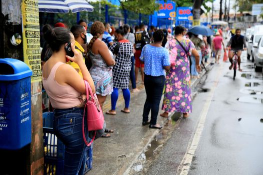 salvador, bahia, brasil - 22 de junho de 2021: Passengers are seen waiting for public transport at a bus stop in the Cabula neighborhood of the city of Salvador, due to a drivers strike.