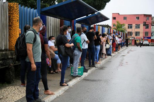 salvador, bahia, brasil - 22 de junho de 2021: Passengers are seen waiting for public transport at a bus stop in the Cabula neighborhood of the city of Salvador, due to a drivers strike.