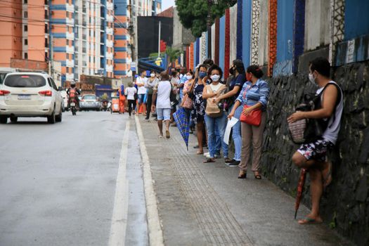 salvador, bahia, brasil - 22 de junho de 2021: Passengers are seen waiting for public transport at a bus stop in the Cabula neighborhood of the city of Salvador, due to a drivers strike.