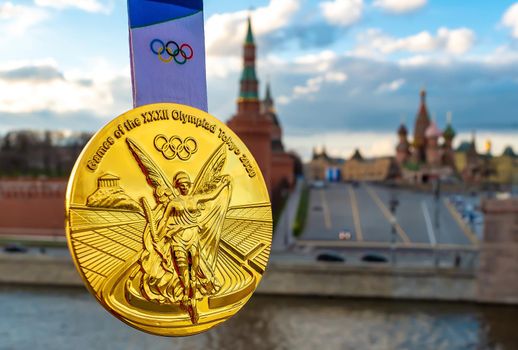 April 25, 2021, Moscow, Russia. Gold medal at the XXXII Summer Olympic Games, which will be held in Tokyo, against the backdrop of the Moscow Kremlin.