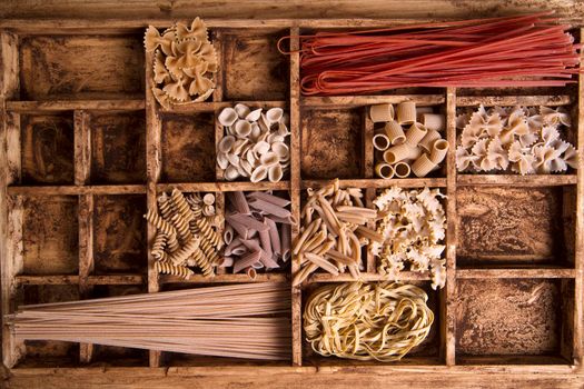 Presentation of a mix of different pastas integral stowed in small containers
