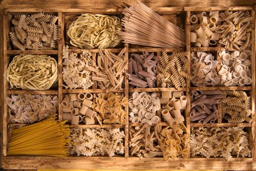 Presentation of a mix of different pastas integral stowed in small containers
