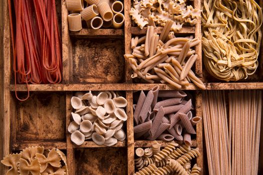 Presentation of a mix of different pastas integral stowed in small containers
